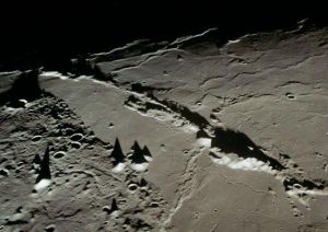 阿波羅15從月亮軌道上拍下的月球表面