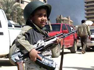 AK-47結構非常簡單，連小孩也會拆卸組裝。在很多文化程度很低的軍隊中，AK47深受戰士們的歡迎。但是，AK步槍的這一特點也使戰亂地區許多兒童淪為廉價的殺人工具。