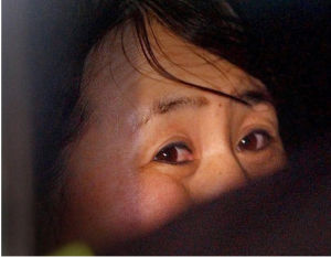 一名在拾蛤事件中受困的女子在英國西北部莫克姆灣海灘附近的一輛貨車中被發現後驚魂未定。