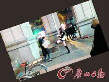 '美腿女俠"踢飛自殘女子手中刀