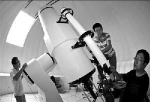 寧夏科技館天文台的工作人員對館內天文望遠鏡進行調試