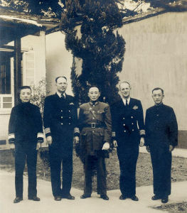 劉建緒與美國海軍顧問團基廷上校的合影，中間為劉建緒