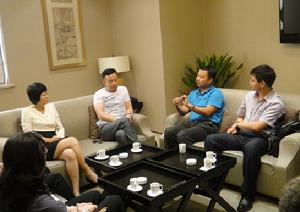 右二:新絲路時尚機構萬成韜副總裁