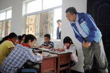 黃德蔭總裁在土門鎮國小考察兒童生活狀況