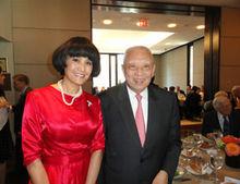 （右）香港特首董建華