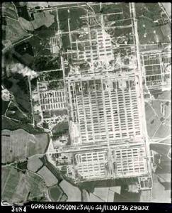臭名昭著的奧斯維辛集中營。圖片左上角冒煙處即是焚屍爐