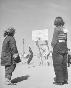 （圖）1946年4月，華北聯大的同學正在打籃球