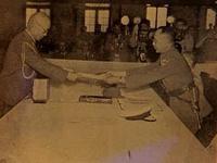 1945年9月9日,岡村寧次向何應欽遞交投降書