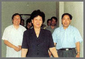 1999年9月2日──教育部部長陳至立視察了正在試運行中的人教網網站