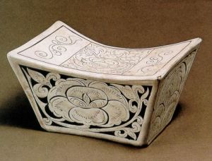 北宋登封窯白地刻花牡丹紋銀錠枕