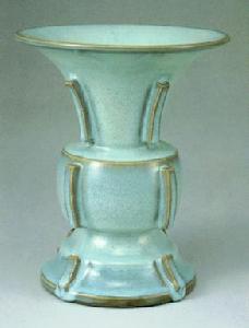 宋元鈞窯月白釉出戟尊