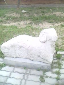 公孫杵臼墓前的石羊（山東滕州）
