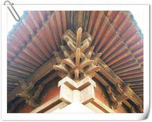 彩繪的斗拱，經不起時間的煎熬，還原成原色