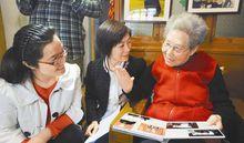 徐述（右一）講述老照片裡的故事