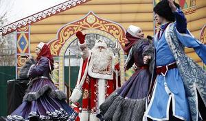 12月27日，俄羅斯的新年吉祥人物“嚴寒老人”（左二）從故鄉大烏斯秋格來到位於莫斯科東南的“嚴寒老人”莊園，為首都的孩子們帶來新年祝福