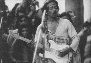 吉米-漢瑞克斯的表演是伍德斯托克音樂節中最有紀念意義的節目。當他演奏起美國國歌時,激動的觀眾將指引這個國家前往越南的星條旗撕碎