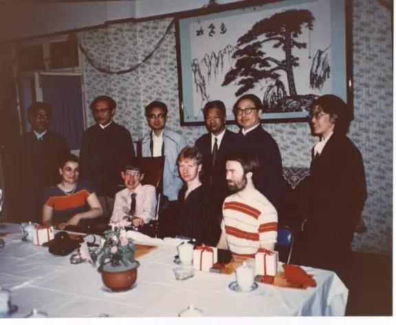1985年，霍金在合肥與中國學者們合影