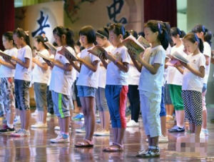 2013年8月6日，中小學生在“孝親”傳統文化夏令營結業典禮上齊聲朗誦《弟子規》。