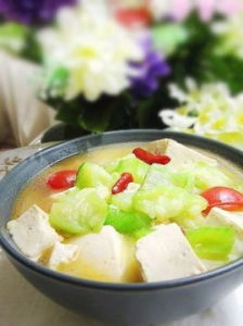 豆腐絲瓜豬腳湯 豆腐絲瓜豬腳湯