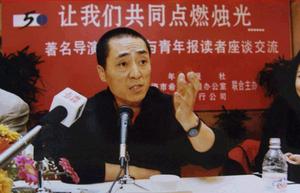 1999年4月22日，著名導演張藝謀參加報社讀者見面會。