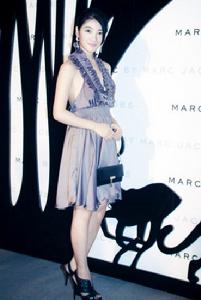 牛怡茗應邀出席時裝展