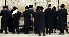哭牆前面禱告的猶太人
