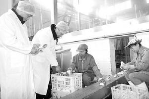 執法人員正在對奶產品質量進行監督抽查