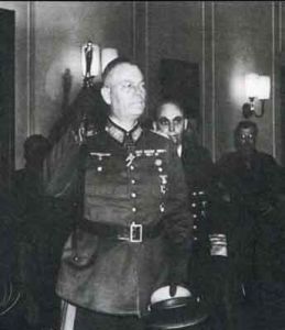 1945年5月9日，陸軍元帥凱特爾在向蘇軍投降儀式上，挑釁地舉起手中權杖。