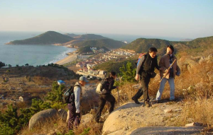 天門嶺位於巨峰景區和上清宮景區之間。長長的天門嶺，綿延數公里，它北起嶗頂東側的子英庵口，山脈向南到達流清河的入海口，再轉向東，到達八水河的入海口。天門嶺的形狀酷似漢字“兒”的右半邊。