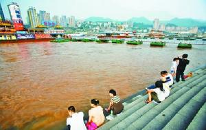 渝中區朝天門碼頭，不少市民在江邊看水