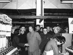 1956年，毛澤東參觀上海中新紡織廠