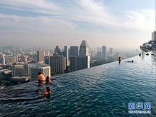 這個室外泳池建在55層高的塔樓頂層