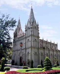 歷史悠久的湛江是粵西地區最大的城市，因其靠海，在近代有一段被西方國家統治的往事。   美麗的維多爾天主教堂1899年，湛江市區被法國“租借”，當時名字叫“廣州灣”，對外貿易曾繁盛一時。1943年，廣州灣為日軍占領。1945年抗戰勝利，廣州灣回歸，從此定名為“湛江”。