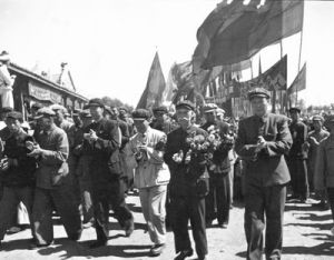 1952年，中央民族訪問團東北內蒙古訪問團赴內蒙古、綏遠和東北等少數民族地區訪問。圖為訪問團在民眾的歡呼聲中步出車站（內蒙古）