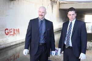 《法律與秩序：洛杉磯》拍攝現場：科里·斯托爾（）左）和斯基特·烏爾里奇（右）