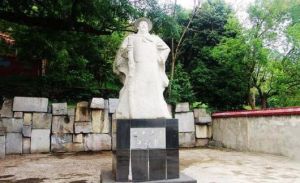 羅城縣的于成龍塑像