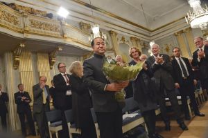 台北時間12月8日凌晨，中國作家莫言來到瑞典學院演講廳