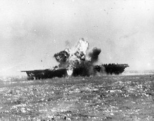1944年11月25日，一架神風自殺飛機撞上埃塞克斯號甲板，令艦上多人死傷。