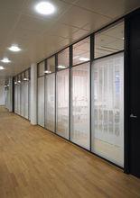 隔斷[分隔室內空間的立面]