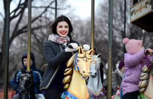 “2013俄羅斯小姐”埃爾米拉 阿布德拉扎科娃在高爾基文化休閒中央公園謝肉節遊園會上。