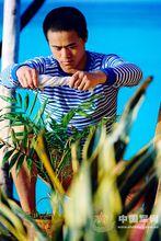 李文波在南沙島礁進行海洋氣象測量