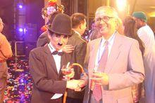 和世界劇協主席拉門度·馬珠姆達在一起