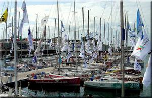 停在港灣里的帆艇