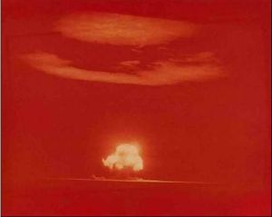 1945年，人類第一顆核子彈在美國新墨西哥州“三位一體”試驗場試爆成功。“三位一體”試驗場大本營位於美國新墨西哥州洛斯-阿拉莫斯附近，是美國進行核子彈試驗場的主要場所。“三位一體”的試爆成功標誌著“曼哈頓工程”任務的圓滿完成。