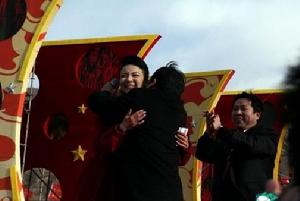 縣委書記熊抱央視美女主持