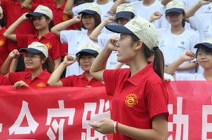 圖為青年志願者宣誓