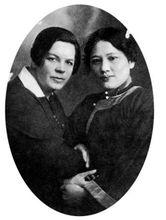 與加里寧夫人合影(右)