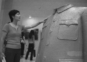 以毛裝為題材創作的雕塑