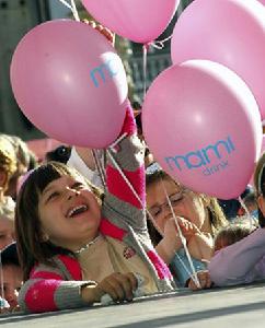 斯洛伐克兒童手舉印有“媽媽”字樣的粉色氣球，參加在首都布拉迪斯拉發舉行的活動，慶祝母親節