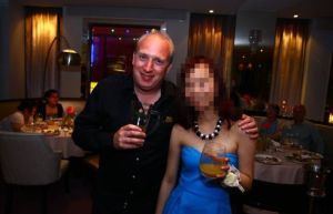 尼爾·羅賓森2011年與所任職學校學生的合影